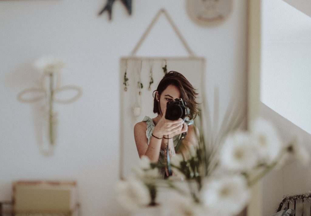 mirror selfie kinga cichewicz unsplash