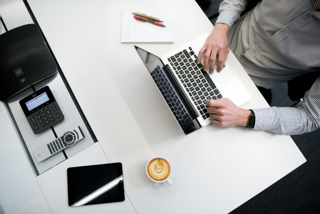 B2B communication digitale tyler franta unsplash