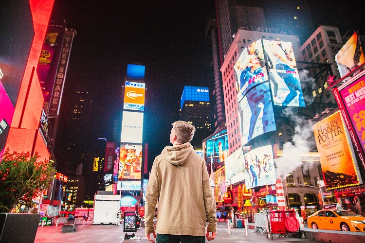 Pourquoi faut-il éviter le matraquage publicitaire ? 1 publicites joshua earle unsplash