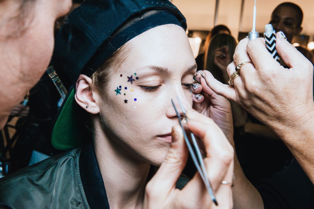 Le maquillage à paillettes est tendance en mars 22